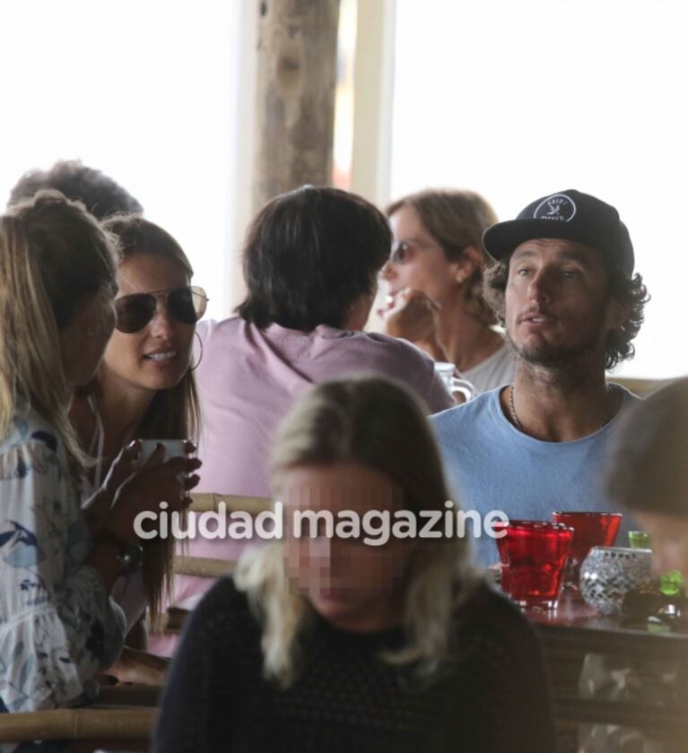 Pampita y Pico Mónaco revolucionaron Punta del Este: almuerzo en la playa y encuentro con sus fans