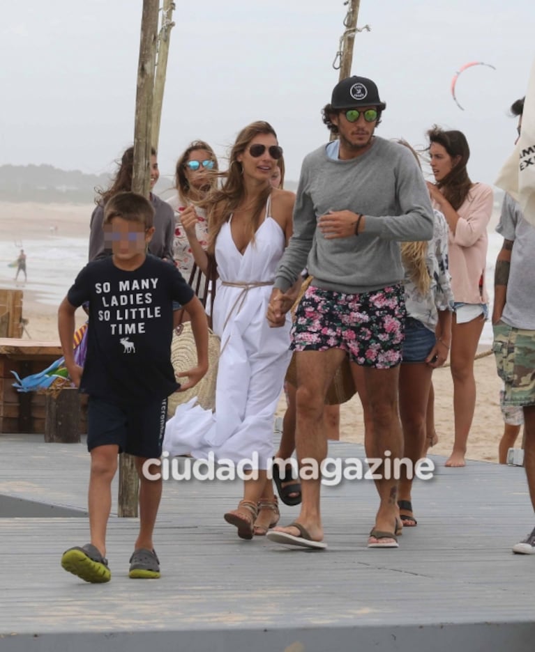 Pampita y Pico Mónaco revolucionaron Punta del Este: almuerzo en la playa y encuentro con sus fans