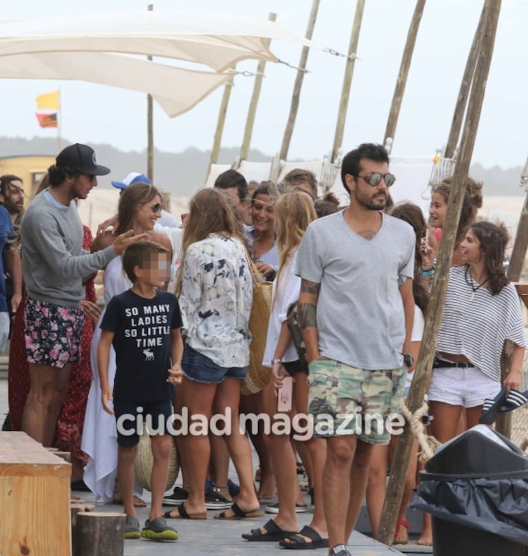 Pampita y Pico Mónaco revolucionaron Punta del Este: almuerzo en la playa y encuentro con sus fans