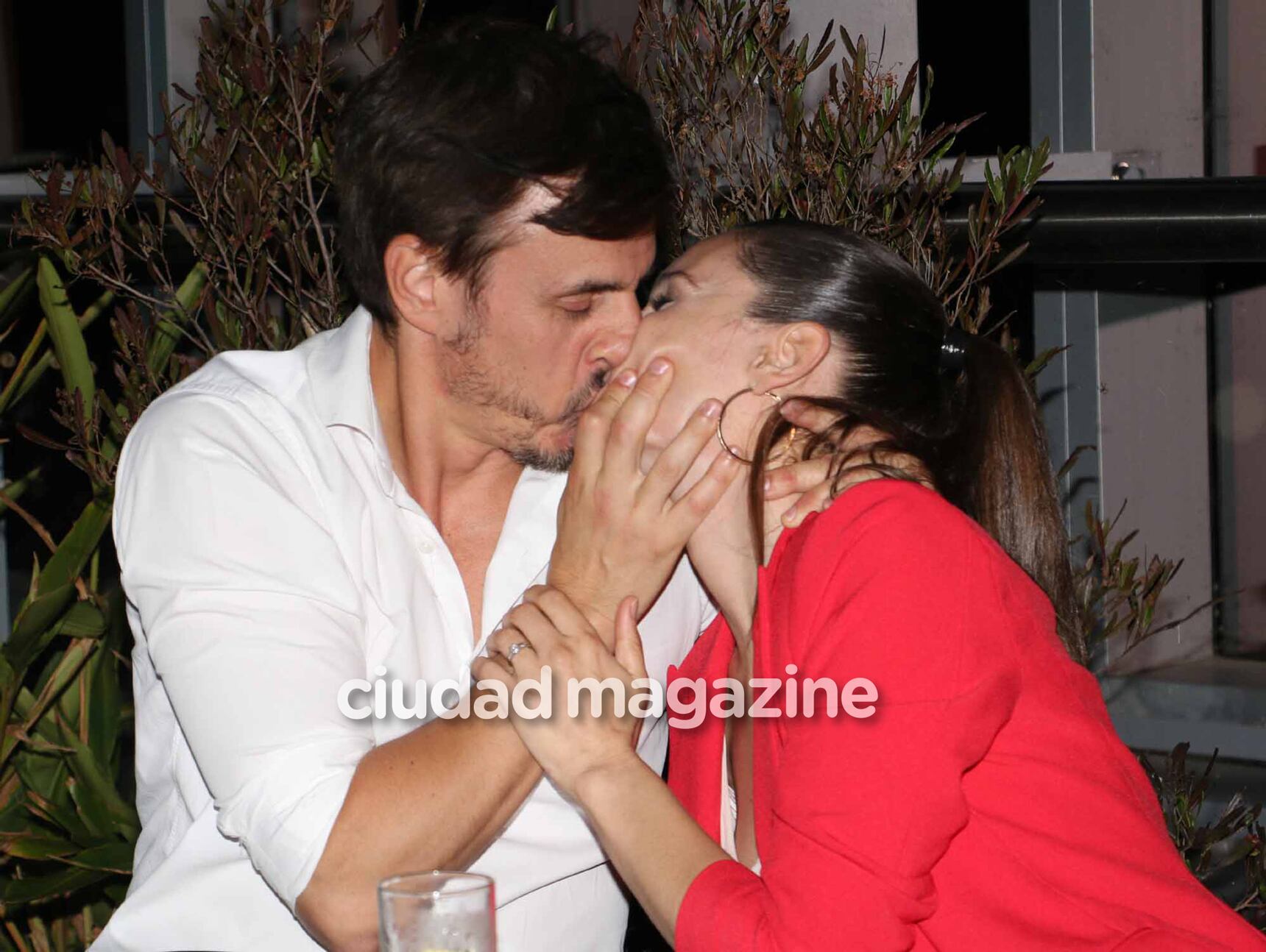  Pampita y Roberto García Moritán, a los besos en una subasta solidaria (Foto: Movilpress)