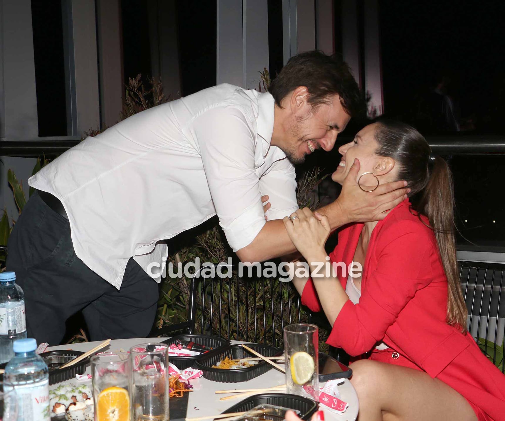  Pampita y Roberto García Moritán, a los besos en una subasta solidaria (Foto: Movilpress)