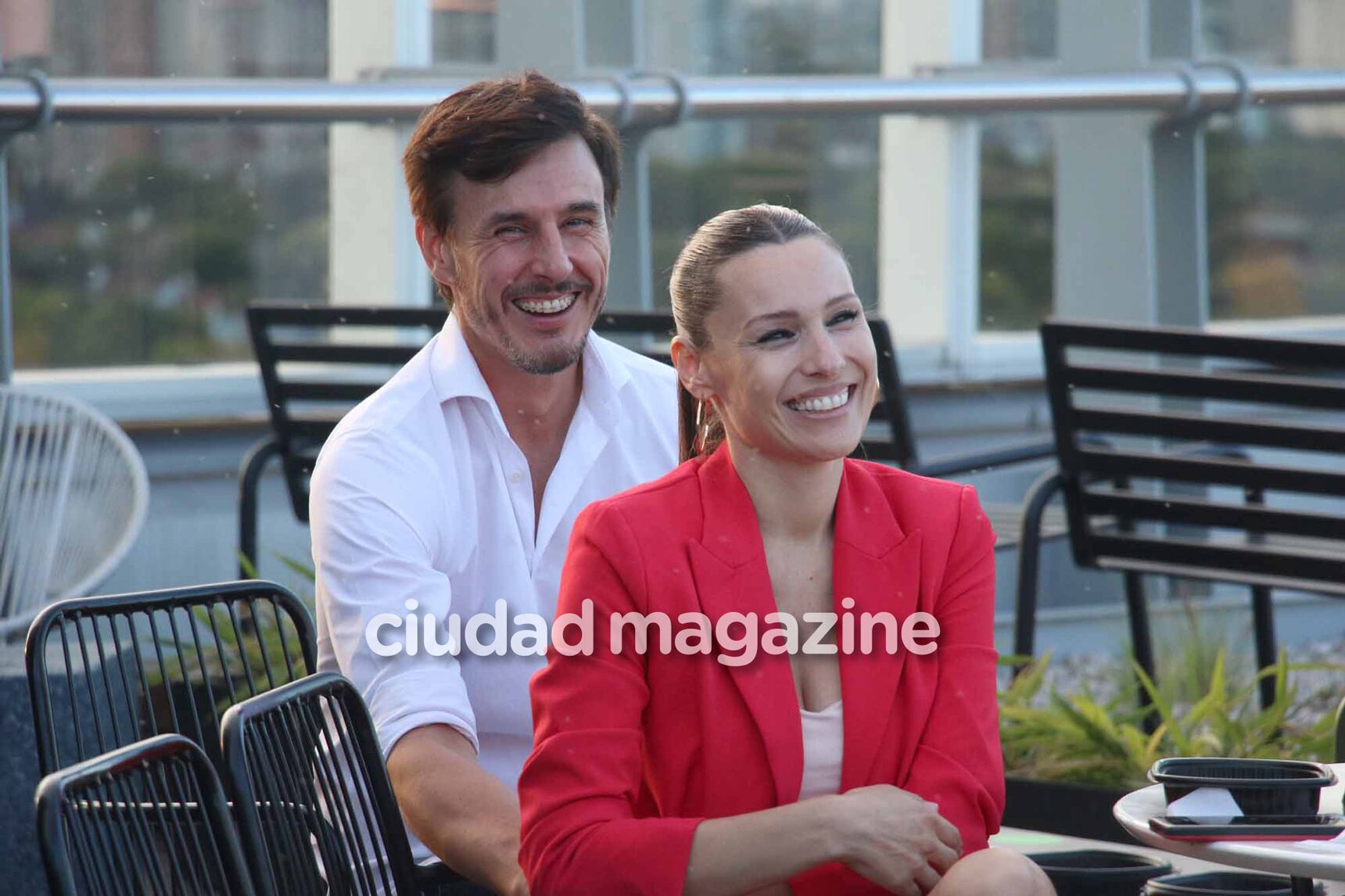 Pampita y Roberto García Moritán, a los besos en una subasta solidaria(Foto: Movilpress)