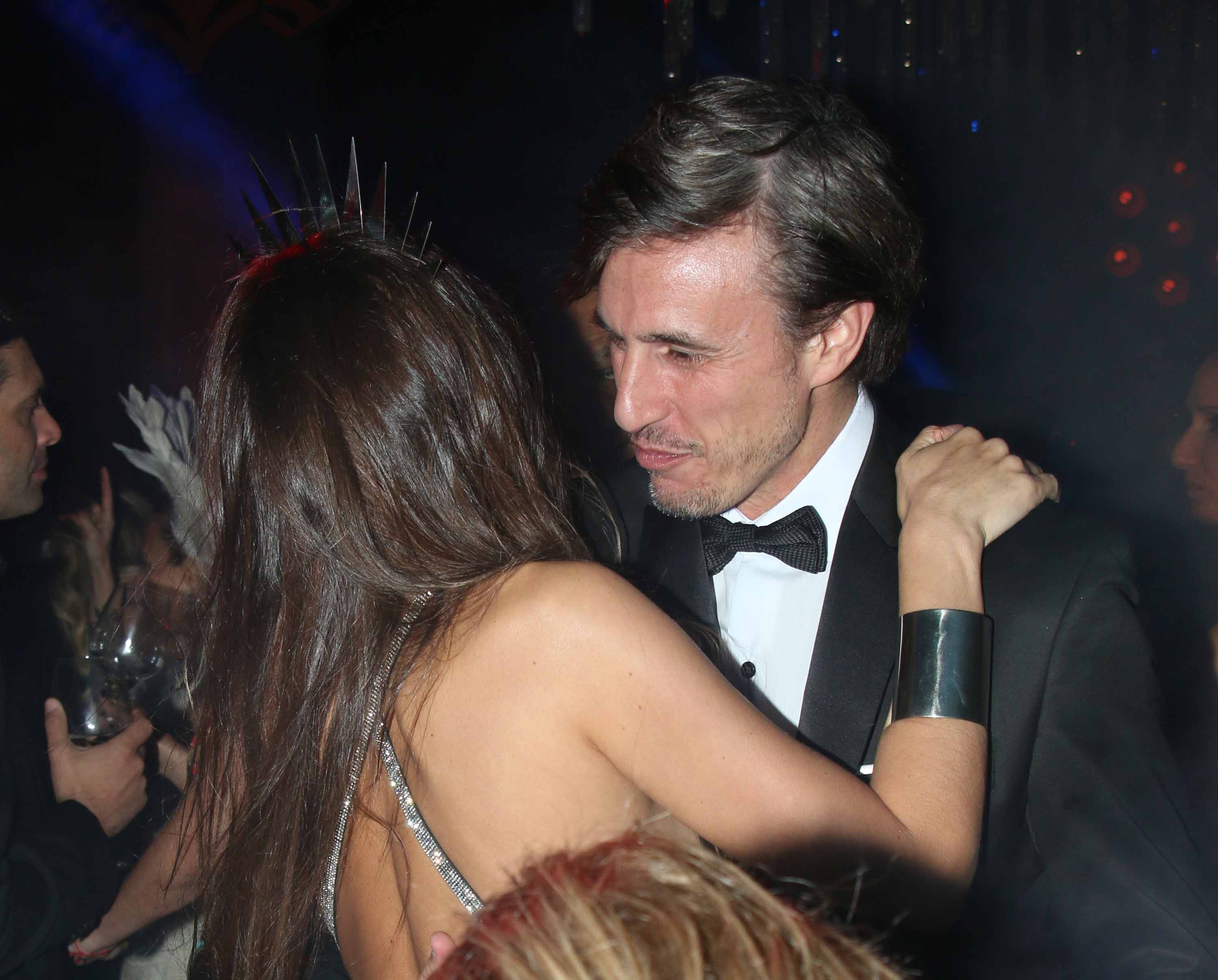 Pampita y Roberto García Moritán, espléndidos y mimosos en la gala de Baron B (foto: Movilpress)