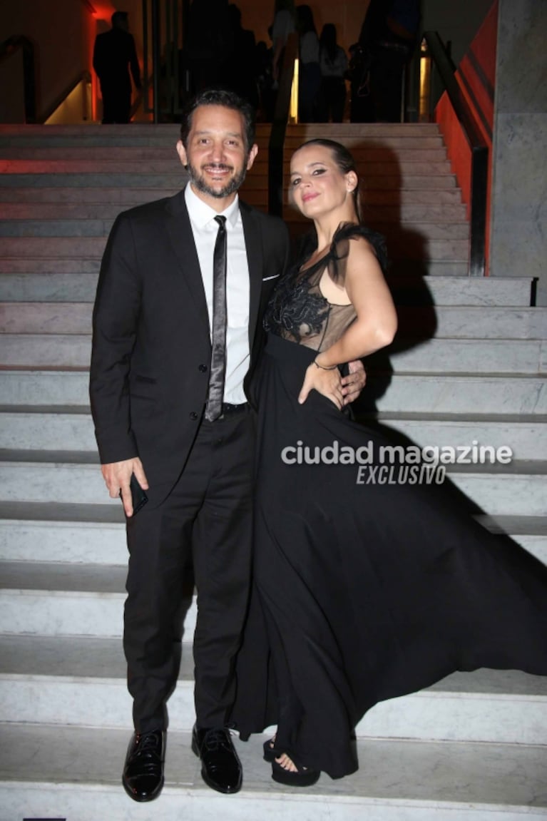 Pampita y Roberto García Moritán impactaron con sus looks de gala junto a más famosos en una gala solidaria