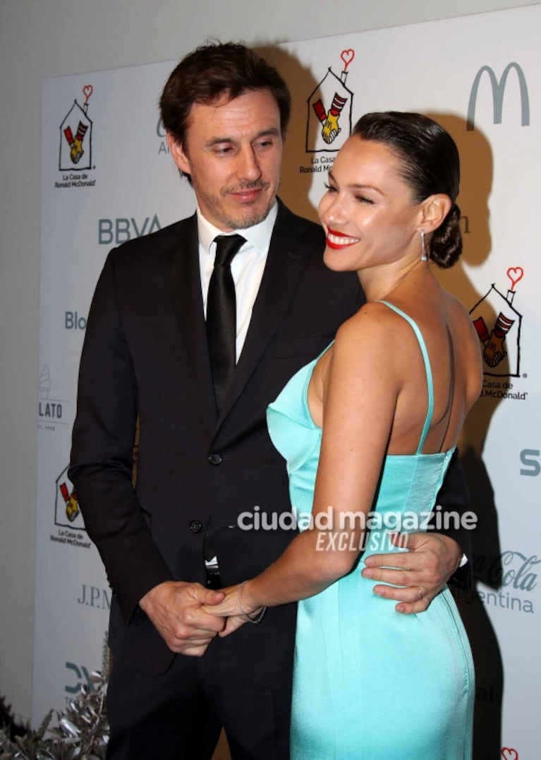 Pampita y Roberto García Moritán impactaron con sus looks de gala junto a más famosos en una gala solidaria