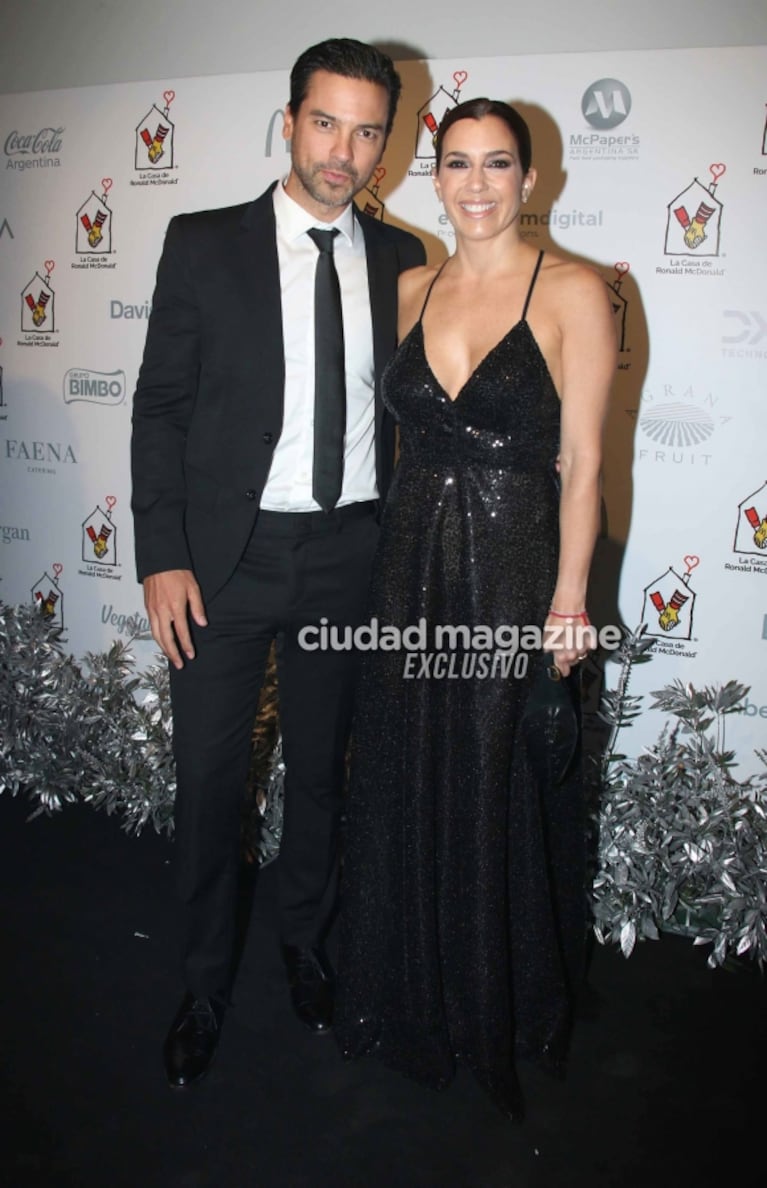 Pampita y Roberto García Moritán impactaron con sus looks de gala junto a más famosos en una gala solidaria