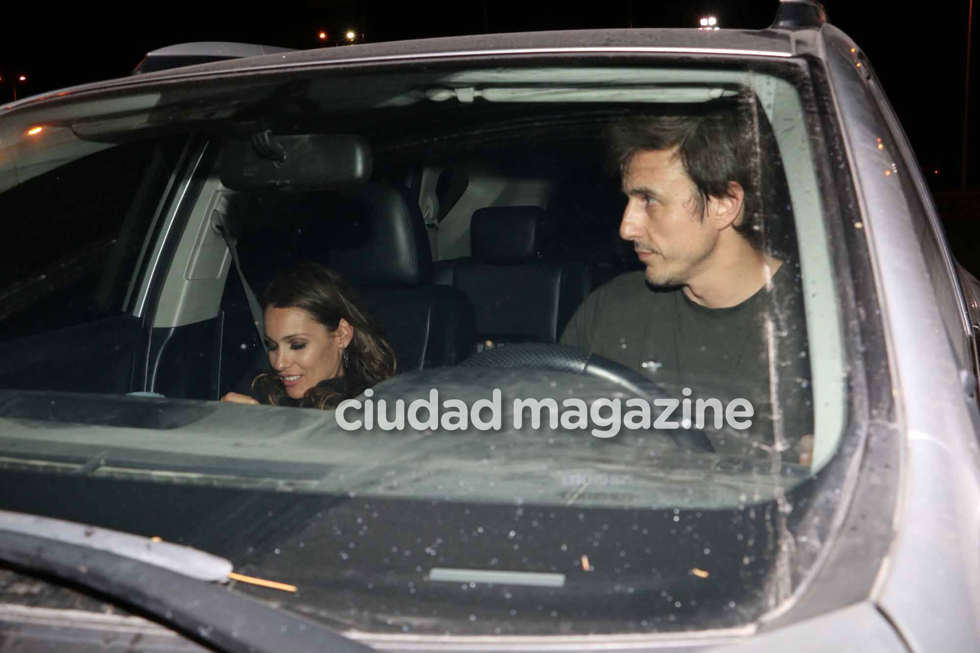 Pampita y Roberto García Moritán, juntos en el Aeropuerto (Fotos: Movilpress). 