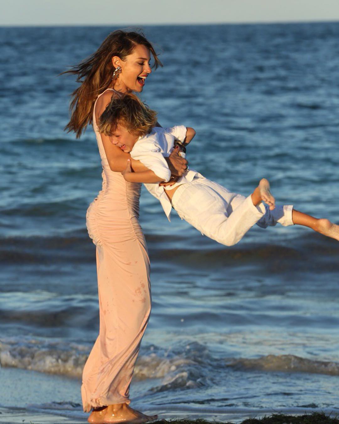 Pampita y sus fotos del Día de los enamorados junto a sus hijos