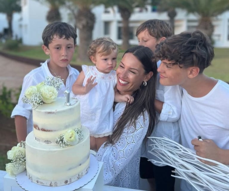 Pampita y una foto retro con sus hijos.