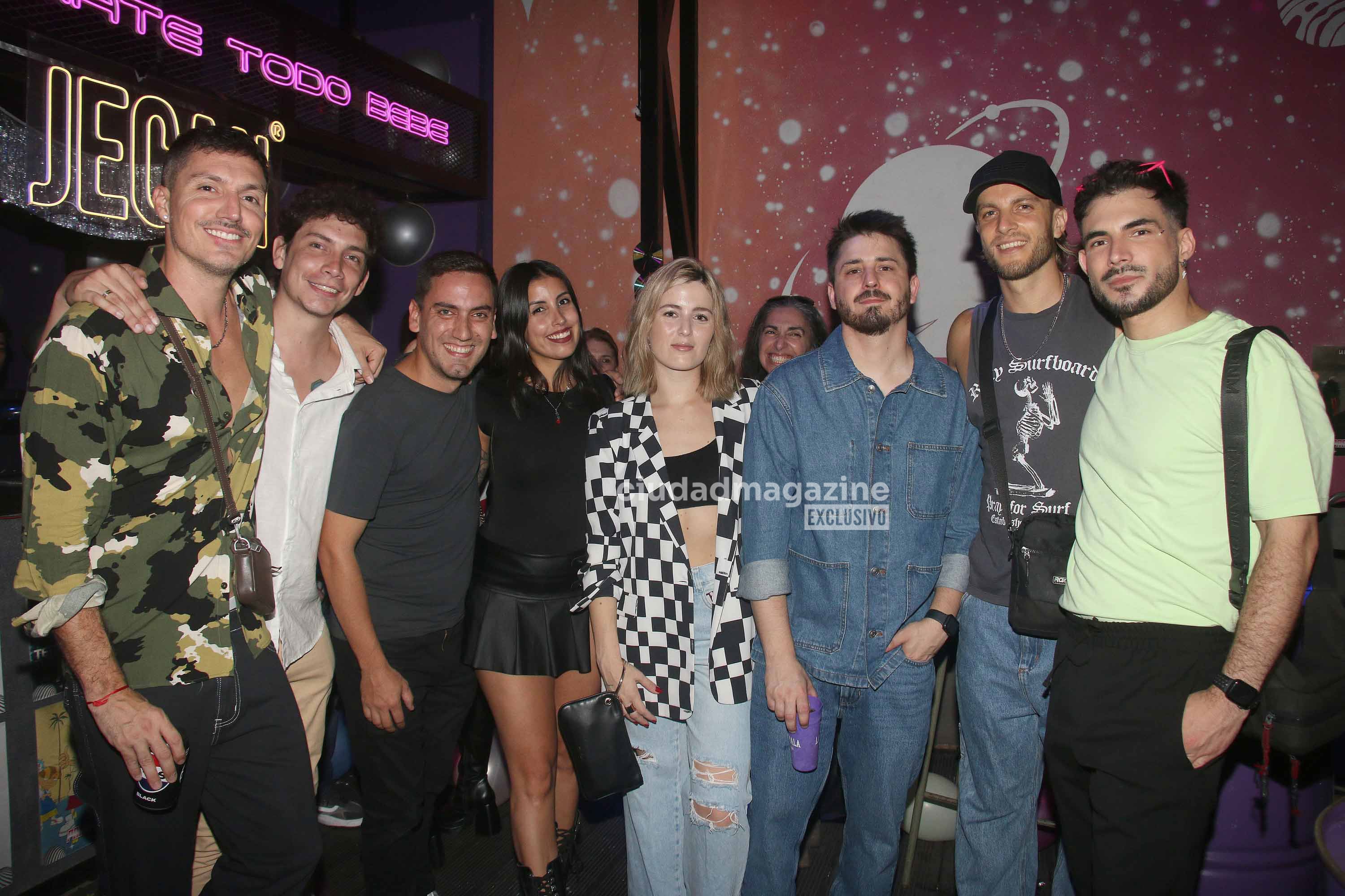 Pampito con amigos y familiares en su cumple. (Foto: Movilpress)