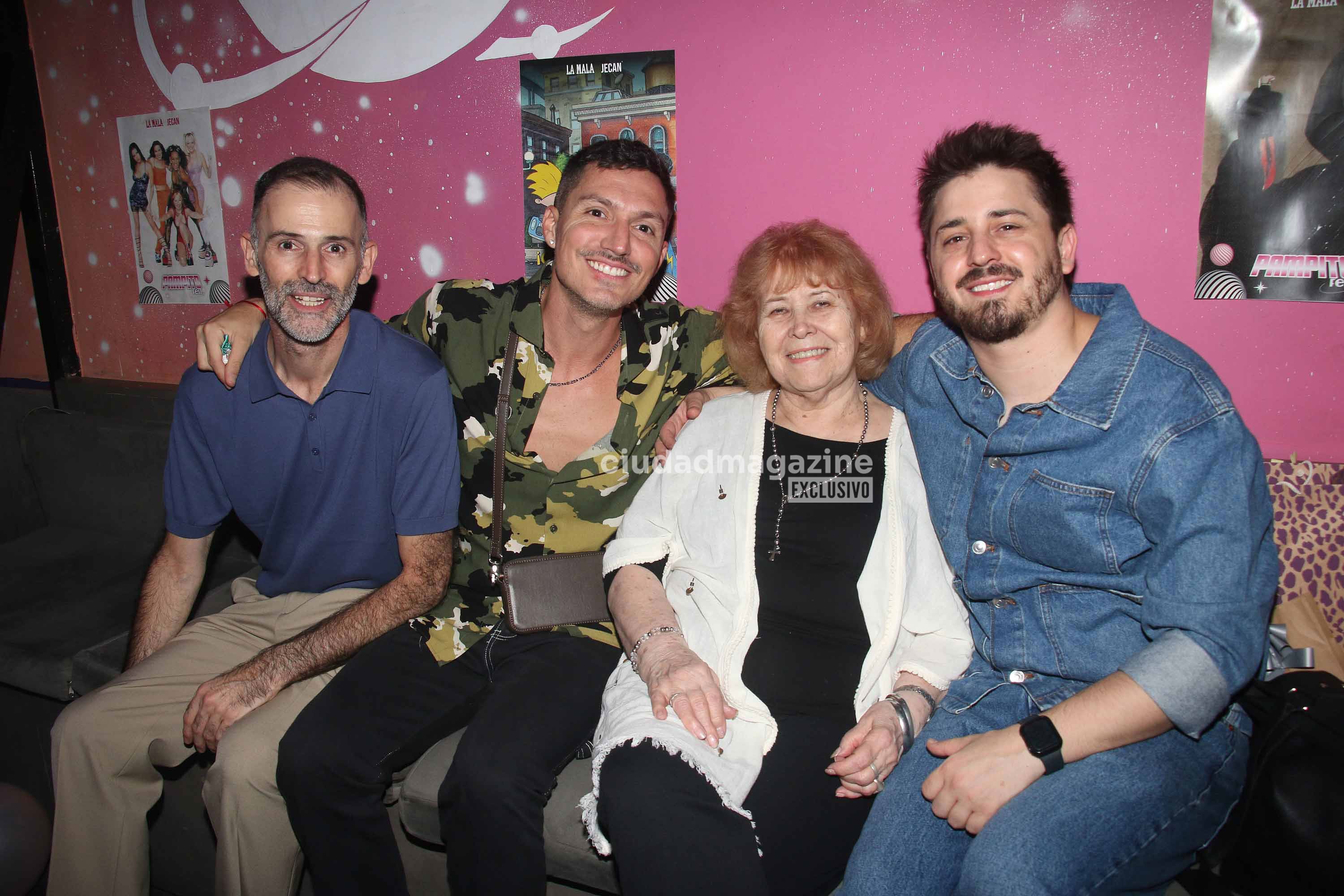 Pampito con su abuela, su tío y Guido Záffora. (Foto: Movilpress)