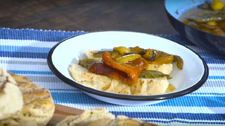 Pan de provenzal a la parrilla con morrones en aceite: una receta simple para disfrutar