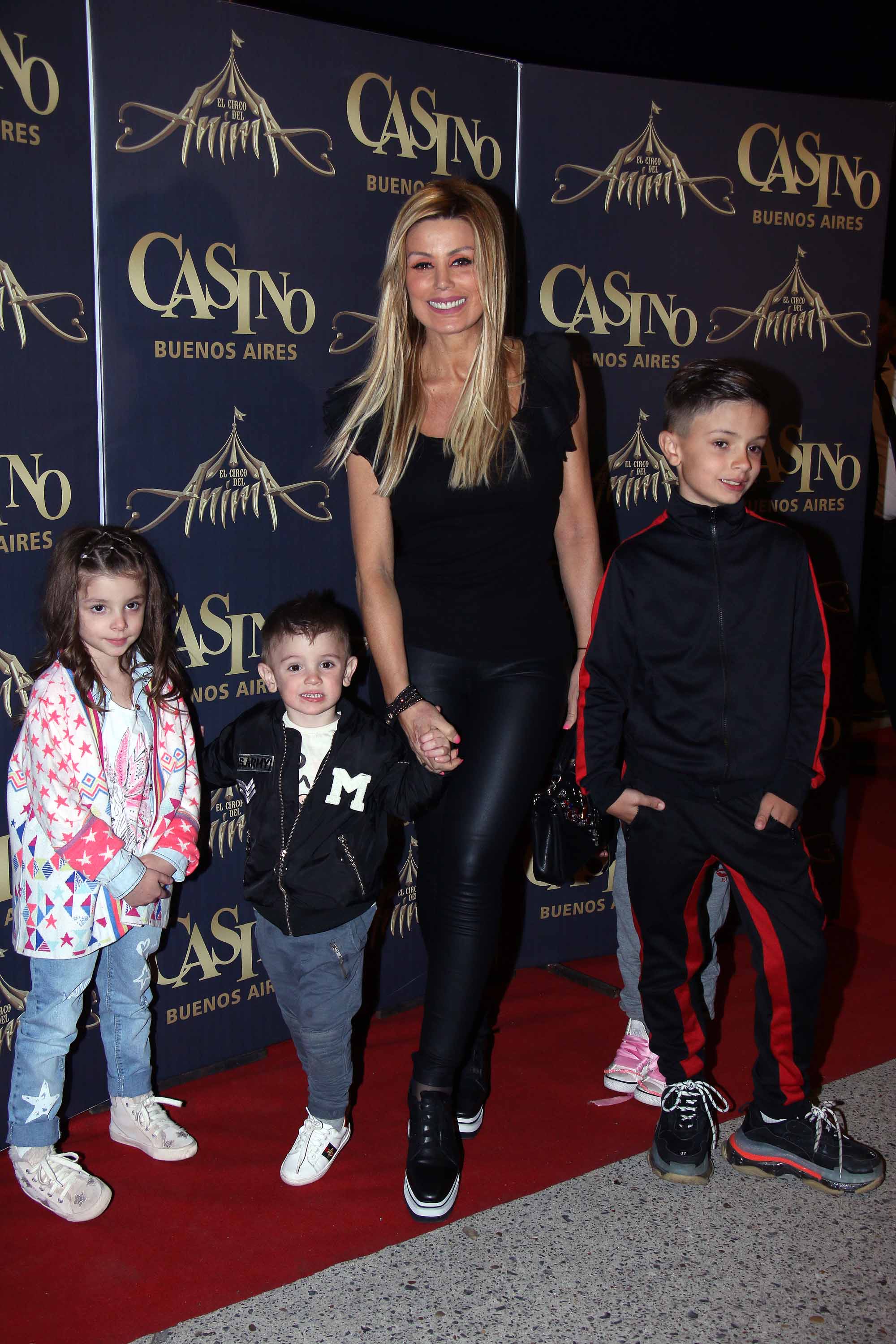 Panam junto a Bautista y Sofía en la función de prensa de El Circo del Ánima. (Foto: Movilpress)