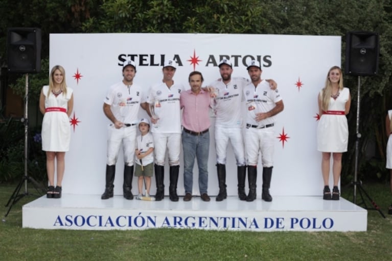 ¡Pancitas de embarazo al sol! Lara Bernasconi, de 5 meses, y Guido Kaczka y su mujer, en una tarde de polo en familia