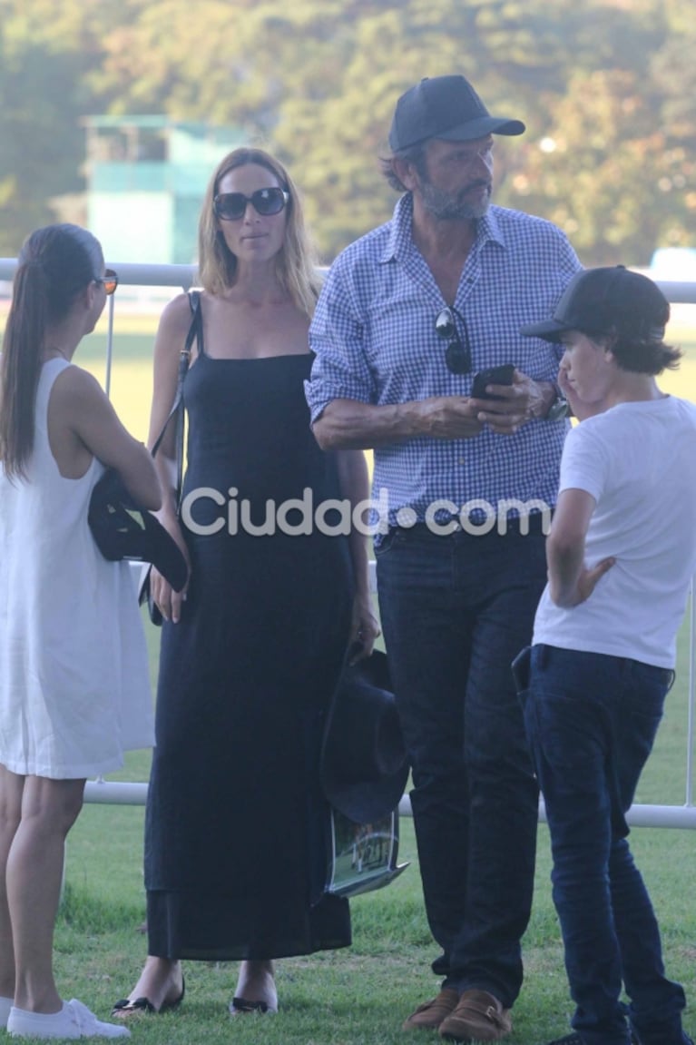 ¡Pancitas de embarazo al sol! Lara Bernasconi, de 5 meses, y Guido Kaczka y su mujer, en una tarde de polo en familia