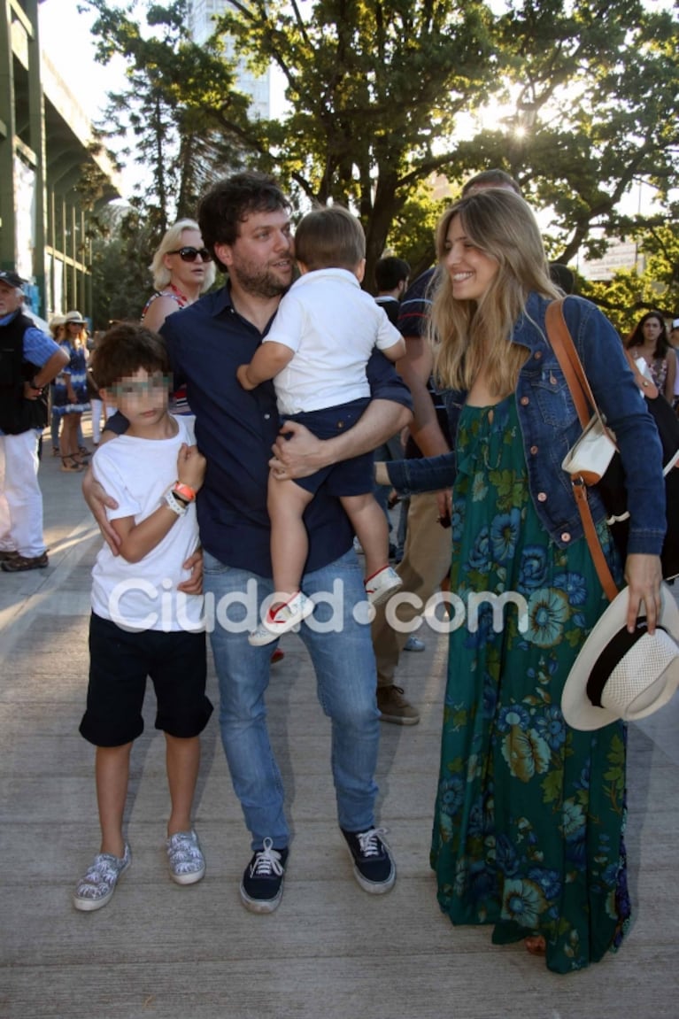 ¡Pancitas de embarazo al sol! Lara Bernasconi, de 5 meses, y Guido Kaczka y su mujer, en una tarde de polo en familia