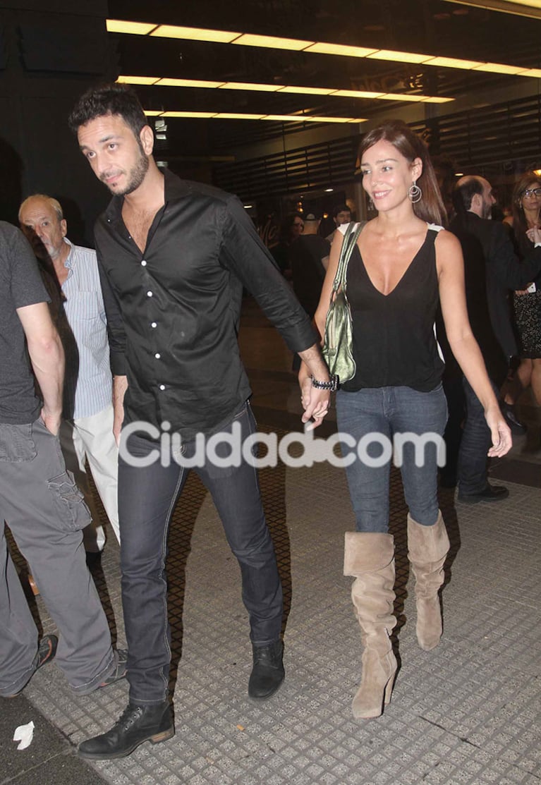 Paola Krum y su nuevo novio, mimosos en el cine (Fotos: Movilpress). 