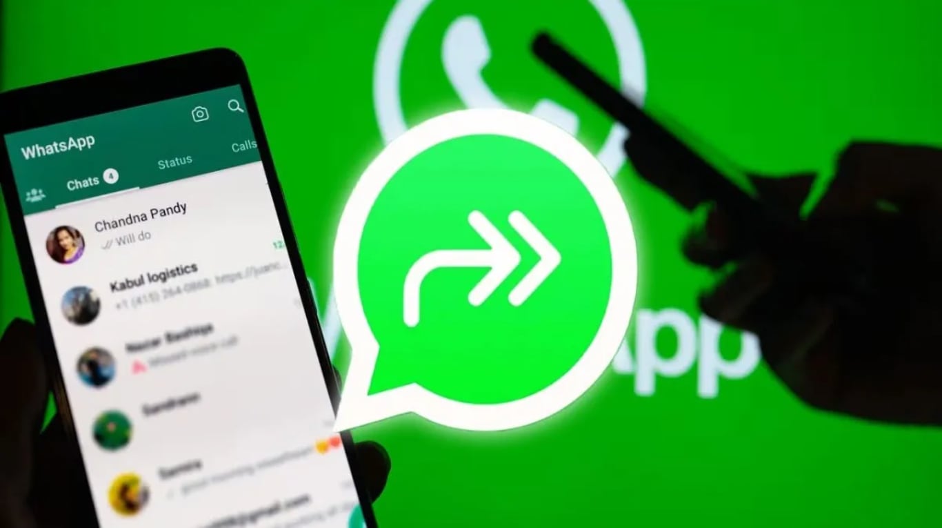 ¿Para qué sirve el botón con doble flecha de WhatsApp? 