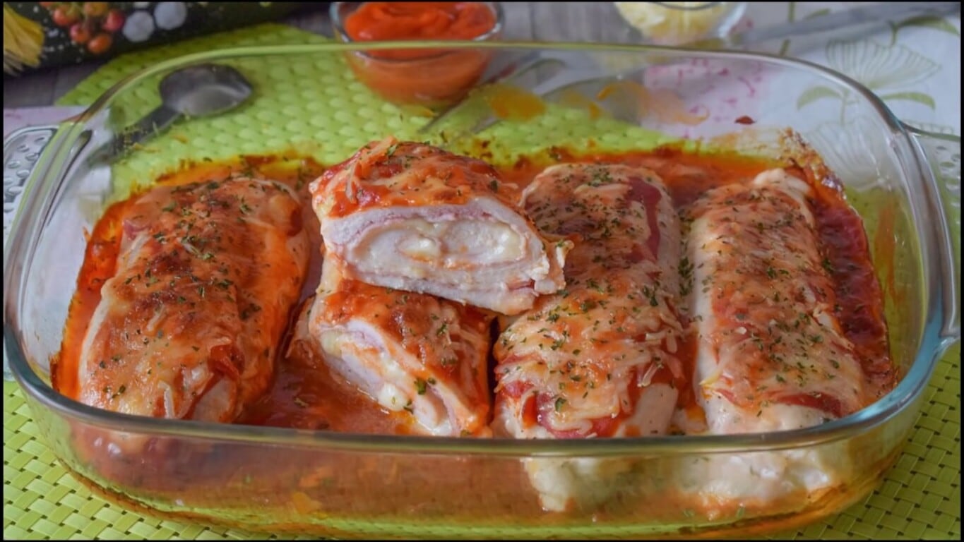 Para una cena especial: Pamplona de pollo gratinada con tomates rellenos al horno