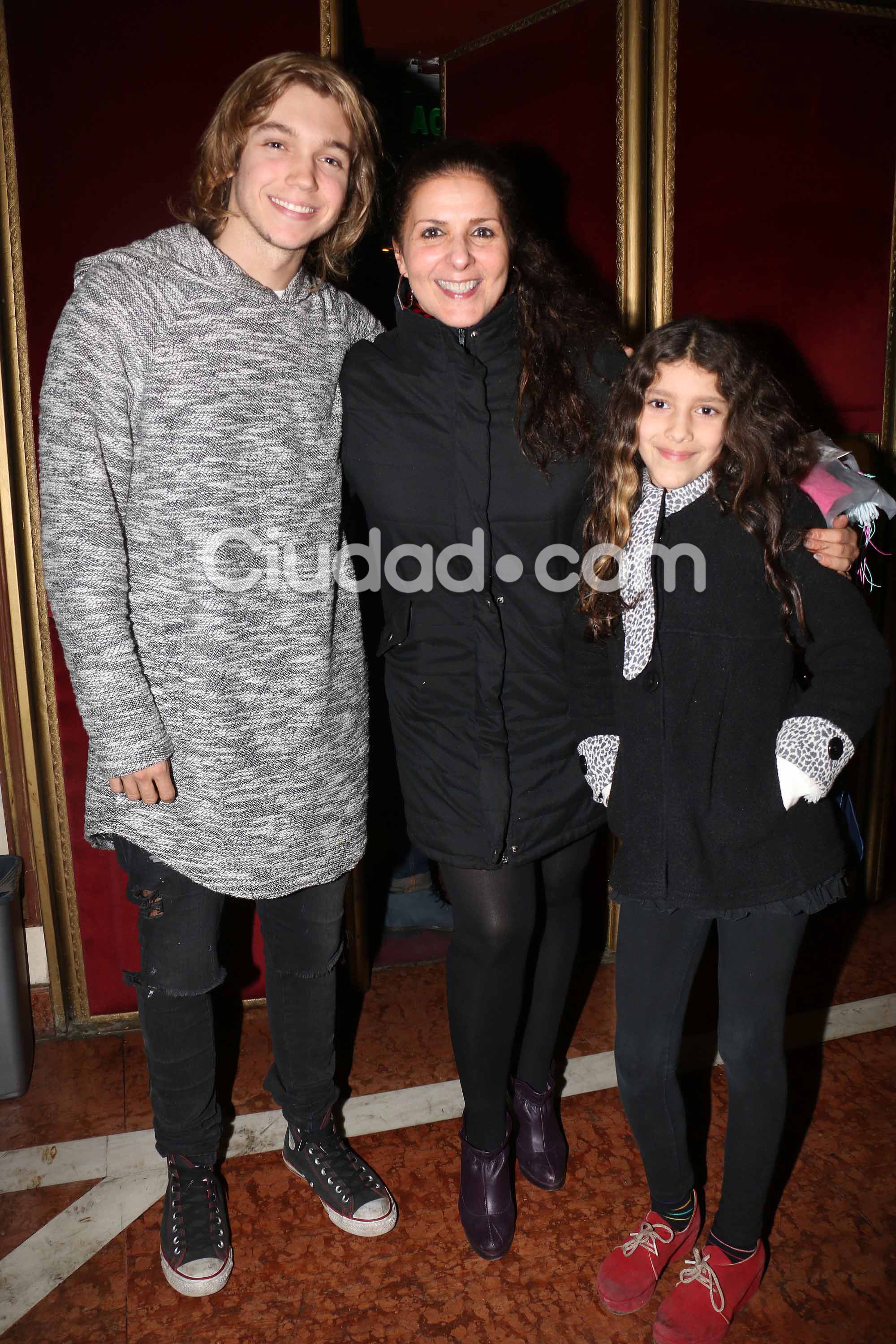 Parejitas y famosos en el estreno de Yiya, el musical. (Foto: Movilpress)