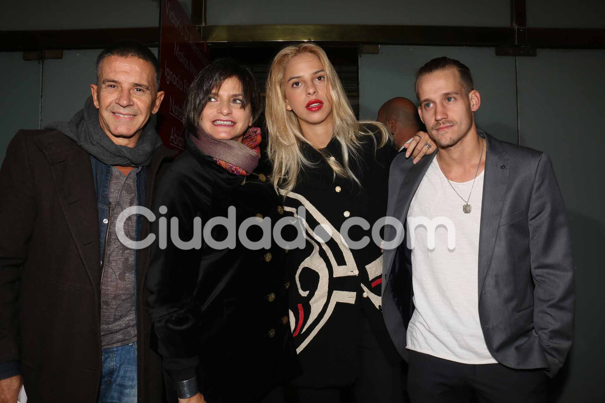 Parejitas y famosos en el estreno de Yiya, el musical. (Foto: Movilpress)