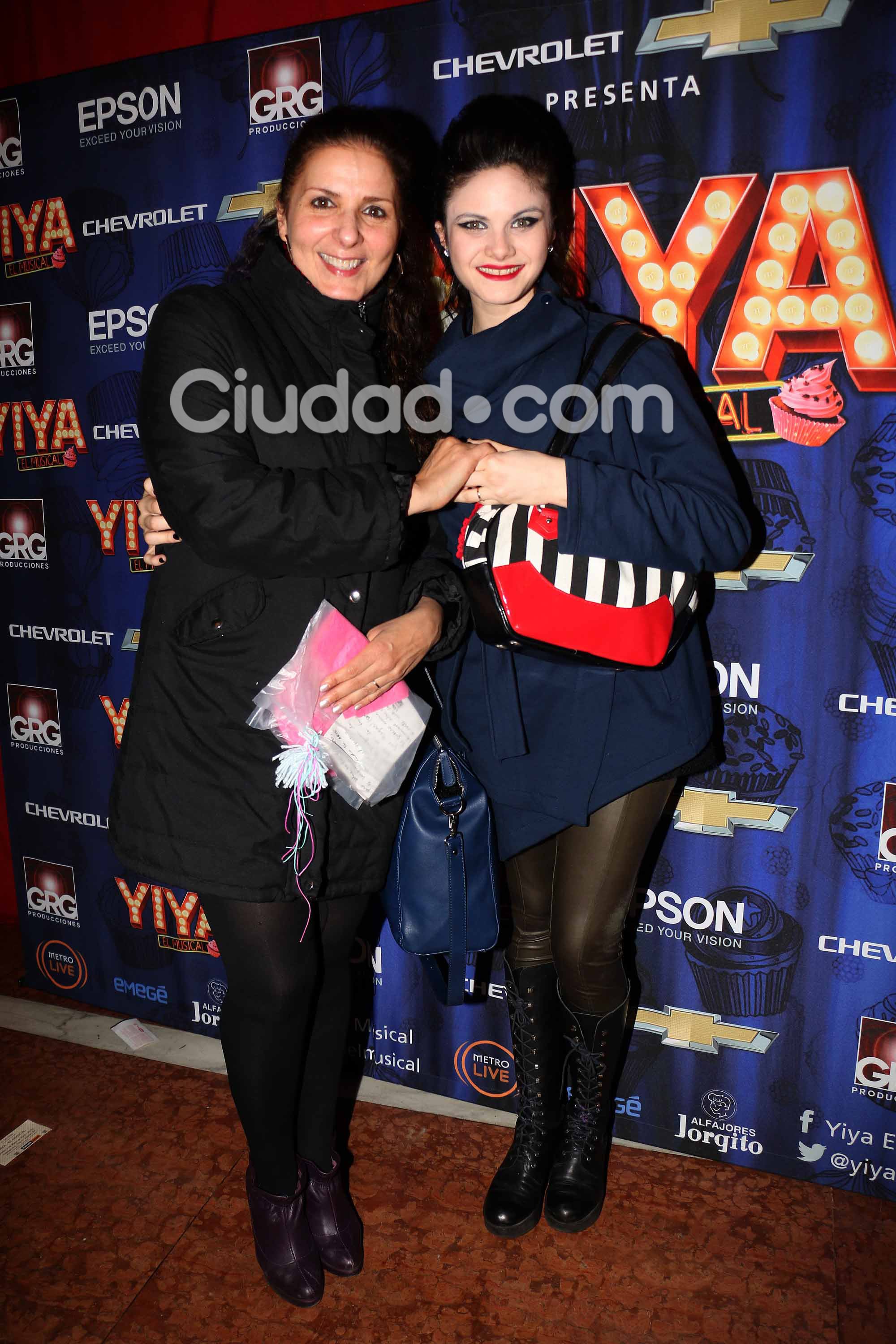 Parejitas y famosos en el estreno de Yiya, el musical. (Foto: Movilpress)