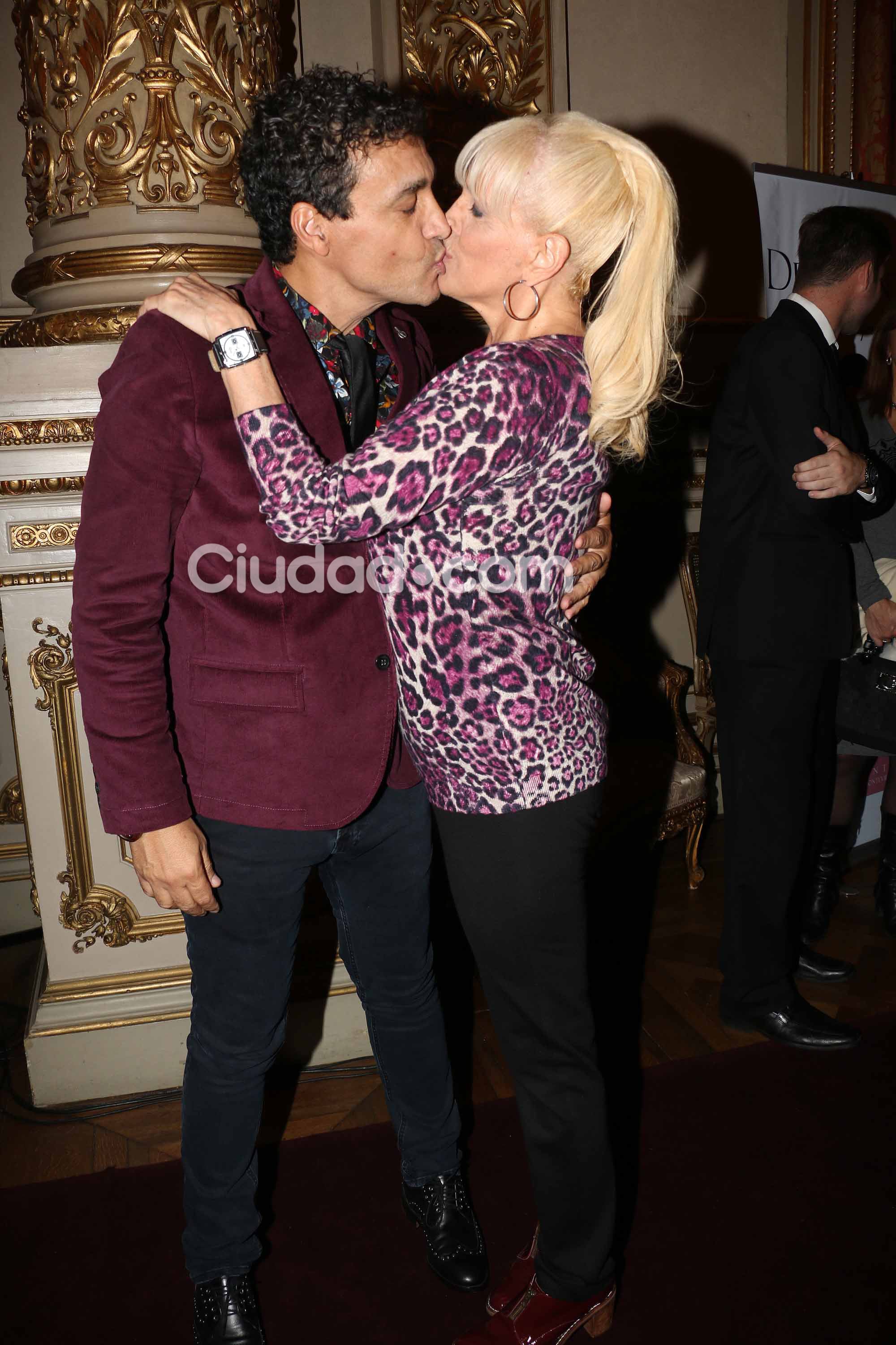 Parejitas y famosos en una gala a pura música en el Teatro Colón. (Foto: Movilpress)