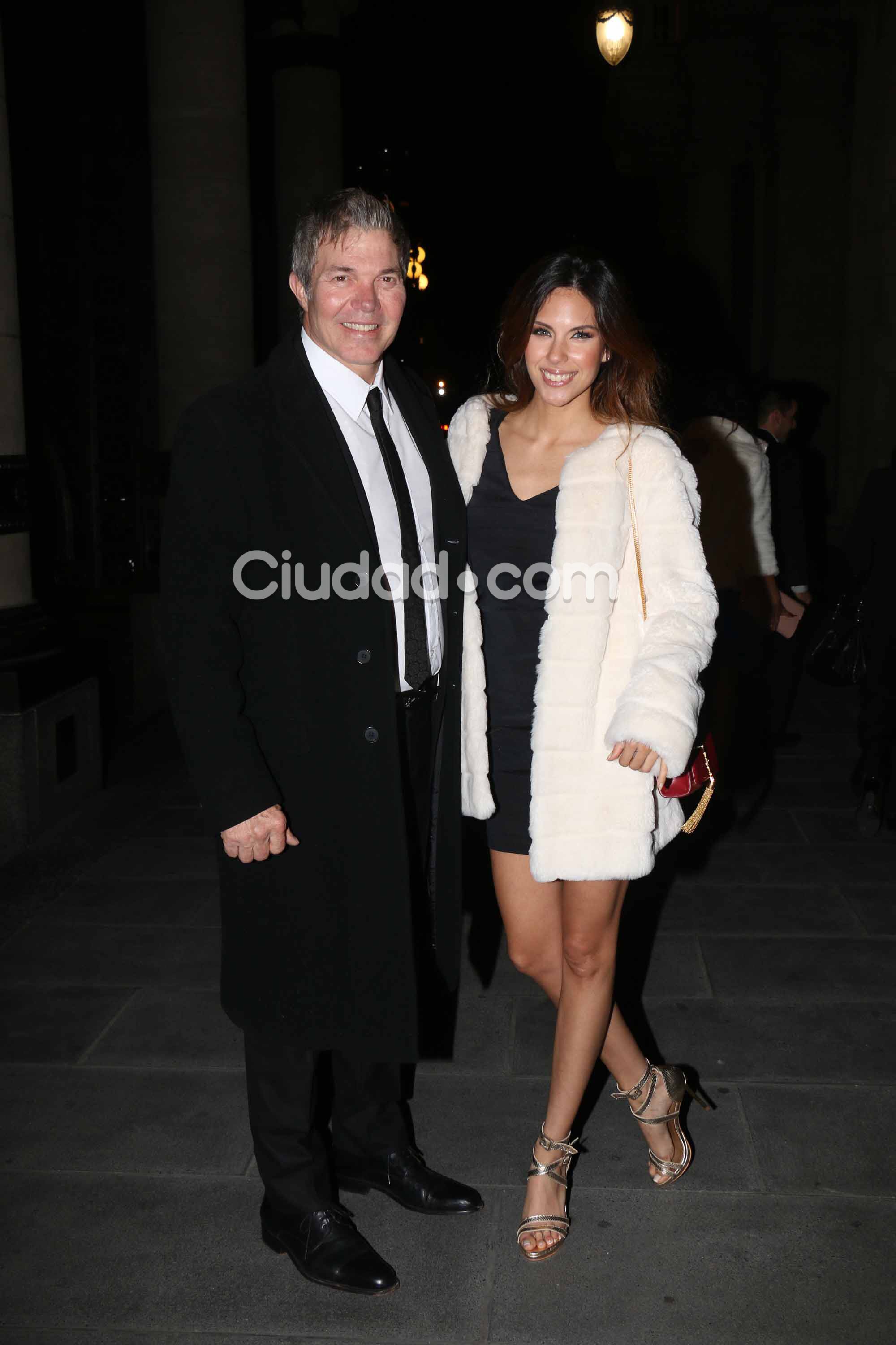 Parejitas y famosos en una gala a pura música en el Teatro Colón. (Foto: Movilpress)