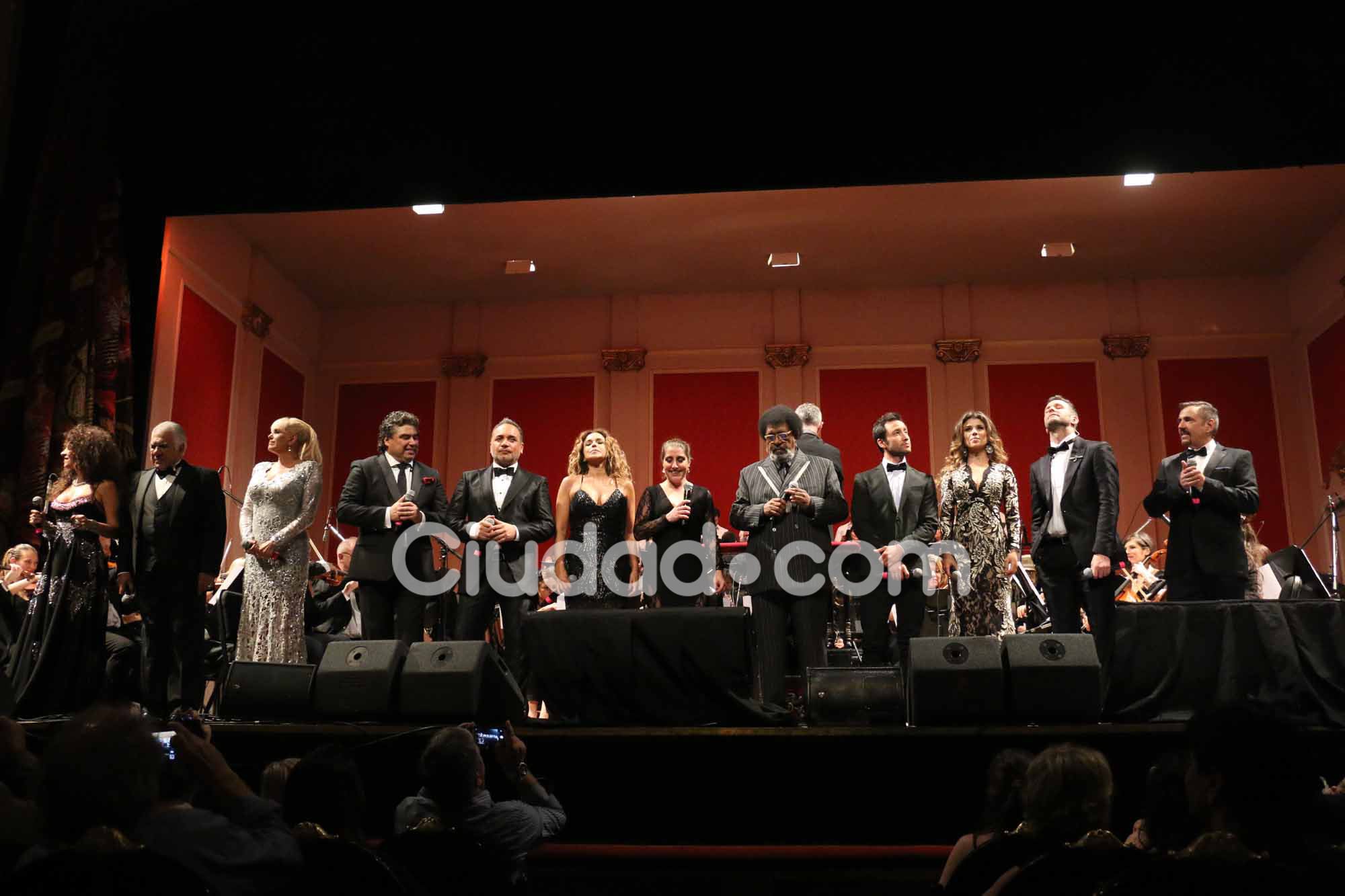 Parejitas y famosos en una gala a pura música en el Teatro Colón. (Foto: Movilpress)