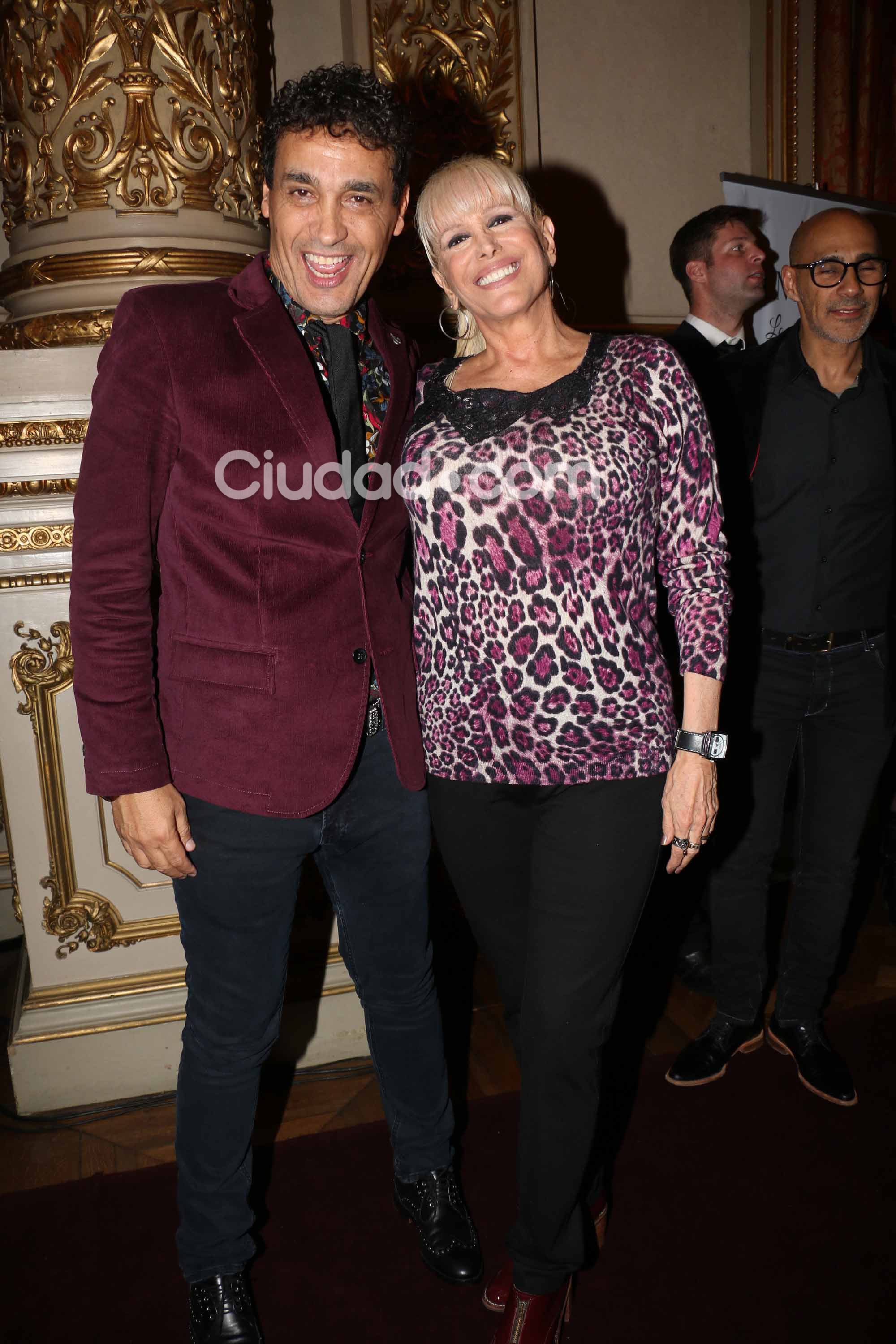 Parejitas y famosos en una gala a pura música en el Teatro Colón. (Foto: Movilpress)