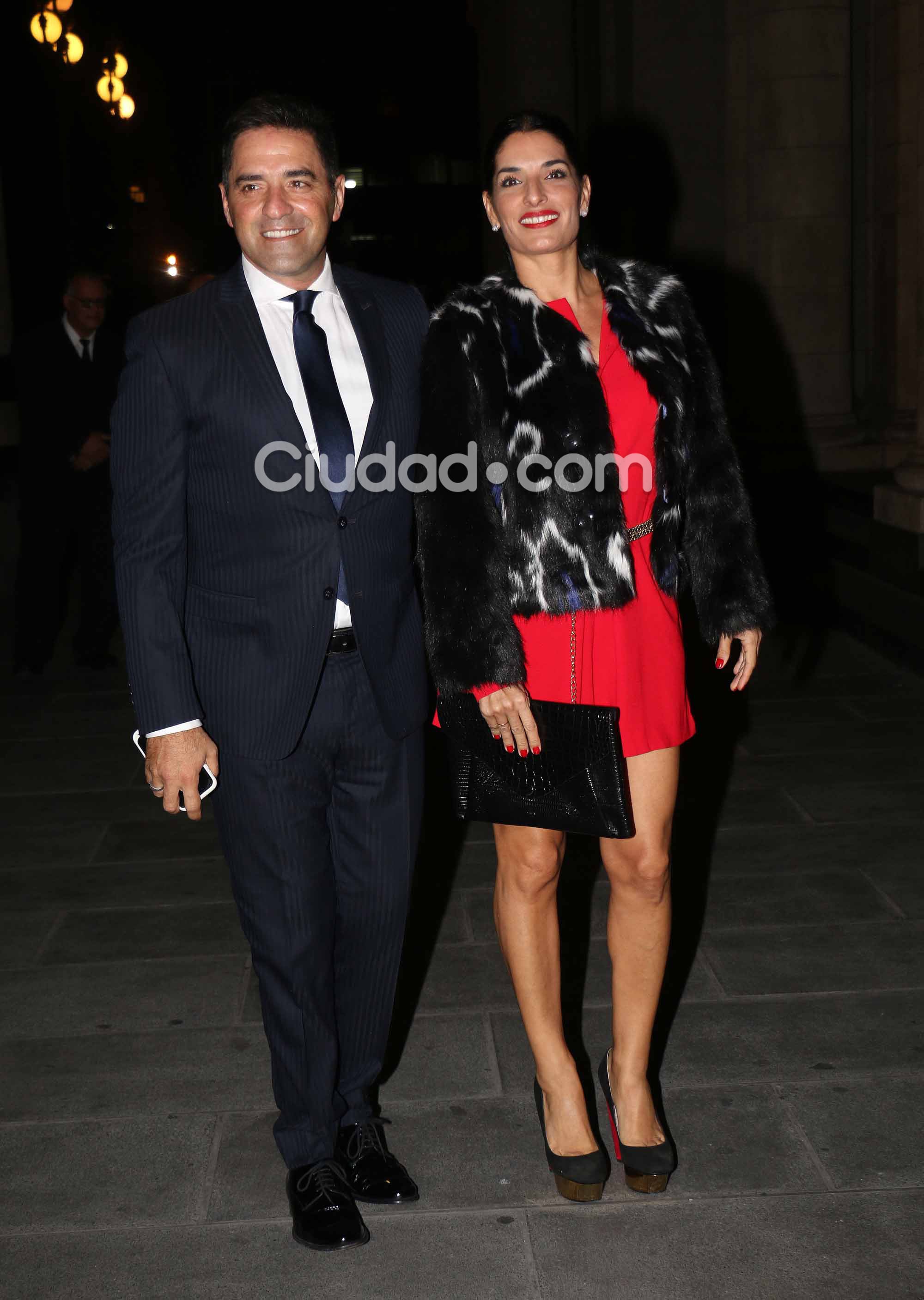 Parejitas y famosos en una gala a pura música en el Teatro Colón. (Foto: Movilpress)