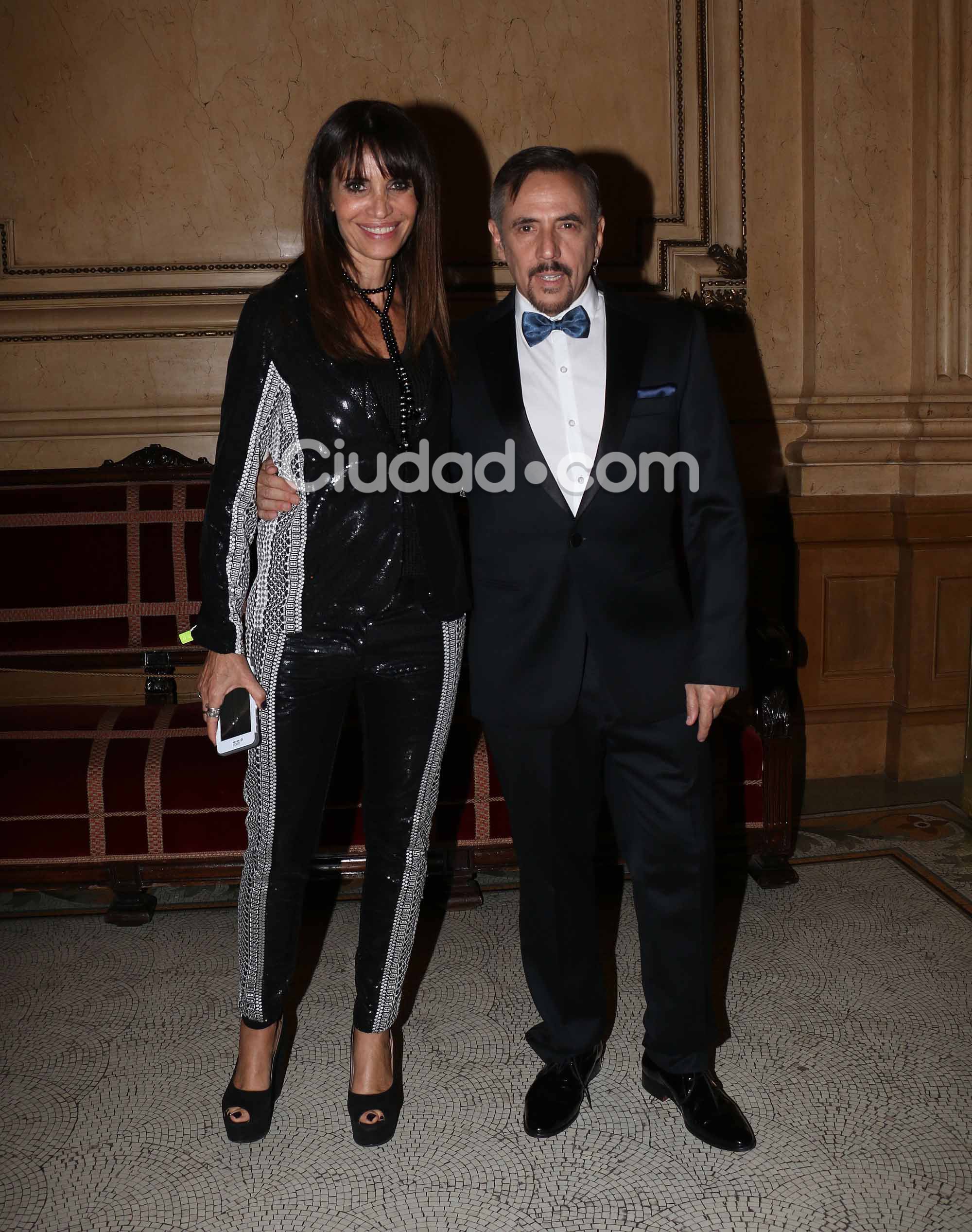 Parejitas y famosos en una gala a pura música en el Teatro Colón. (Foto: Movilpress)