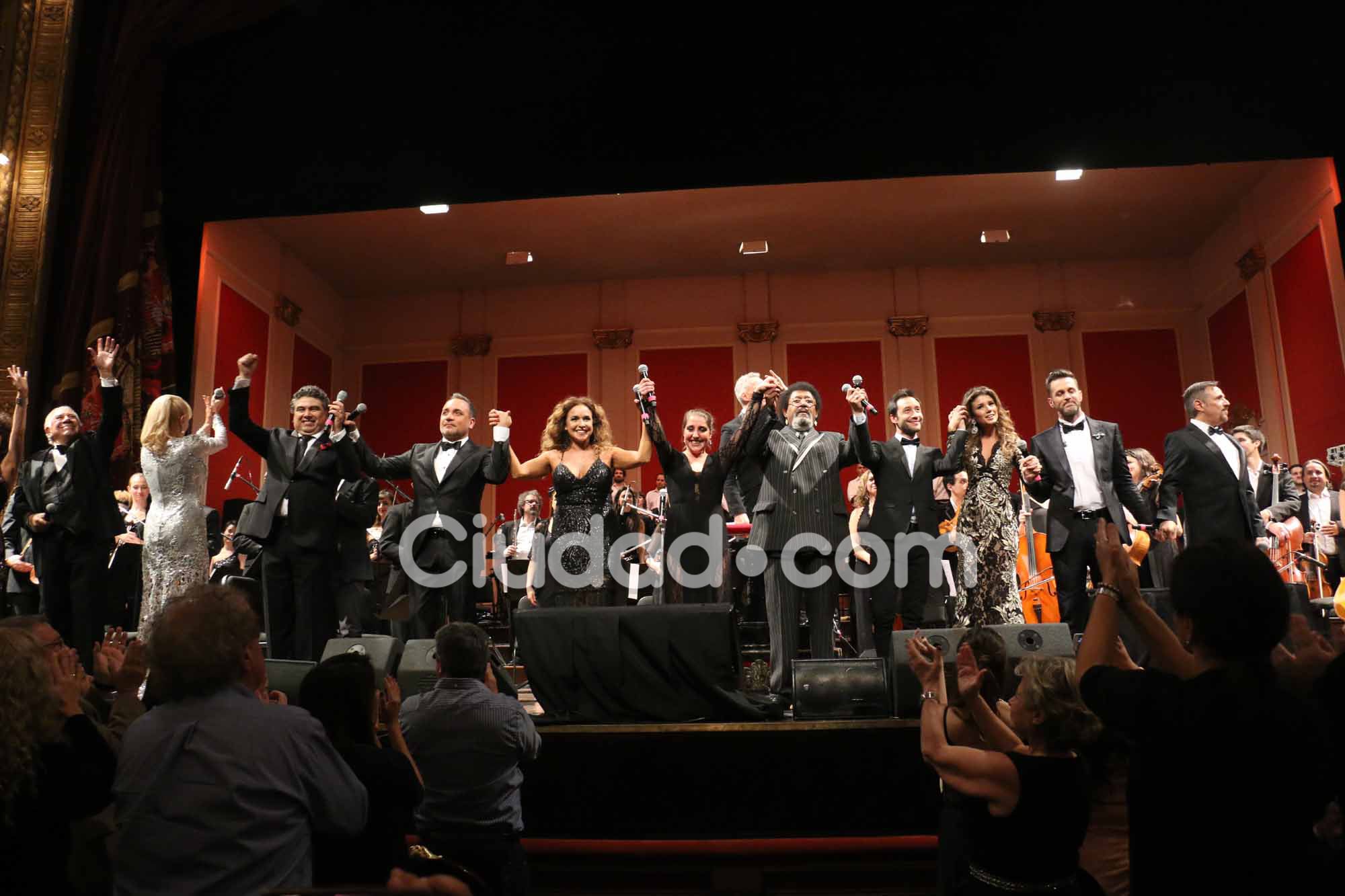 Parejitas y famosos en una gala a pura música en el Teatro Colón. (Foto: Movilpress)