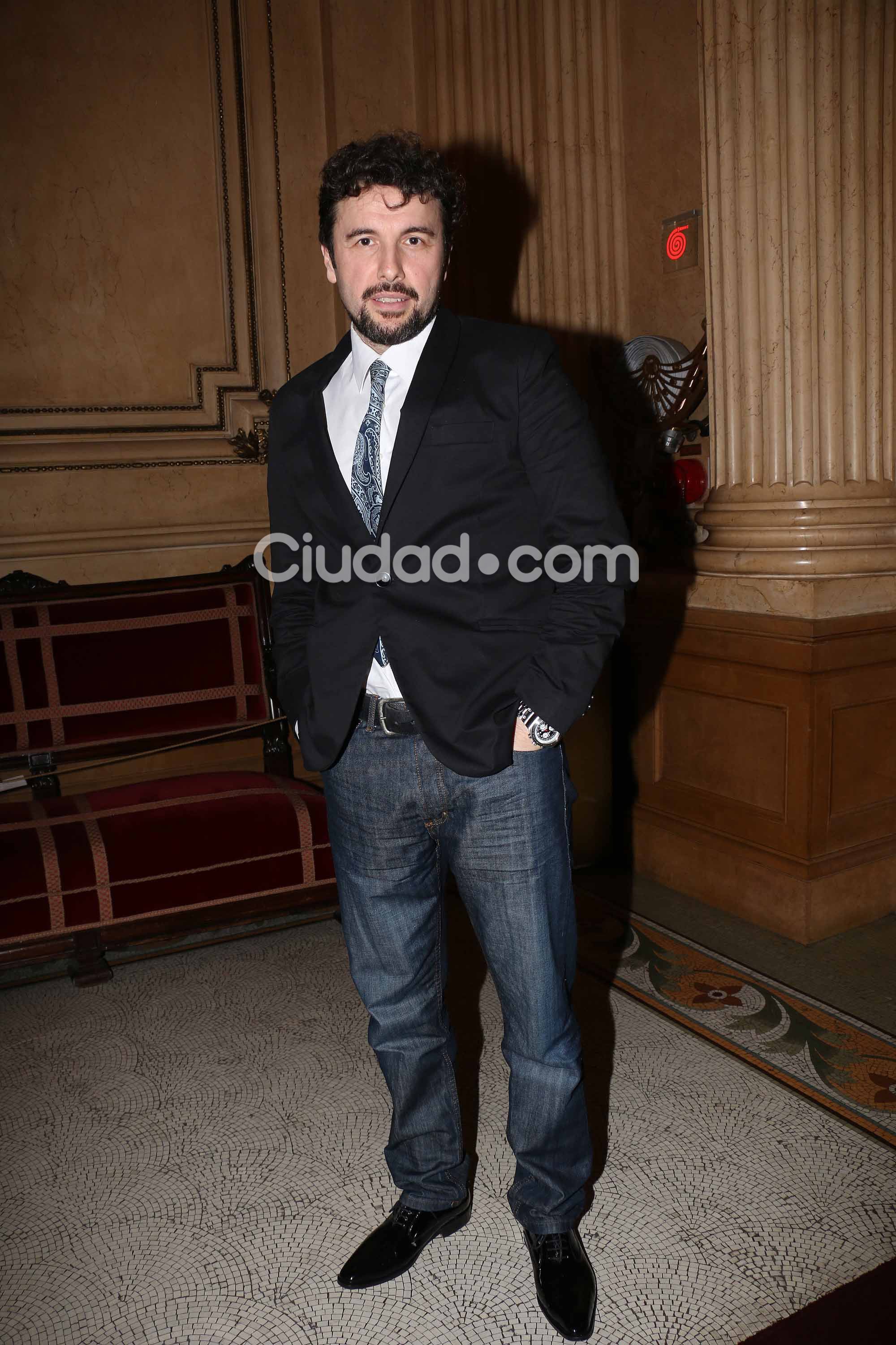 Parejitas y famosos en una gala a pura música en el Teatro Colón. (Foto: Movilpress)