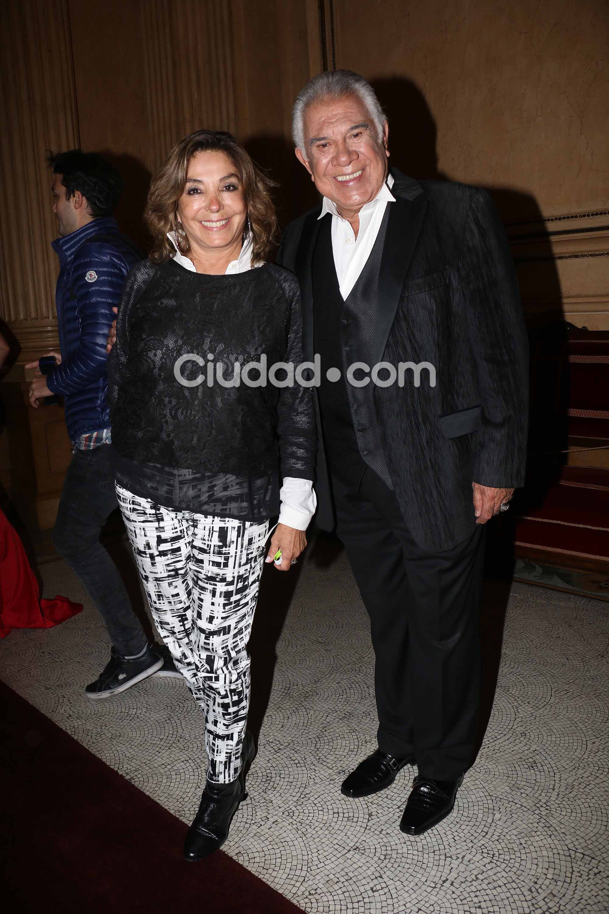 Parejitas y famosos en una gala a pura música en el Teatro Colón. (Foto: Movilpress)