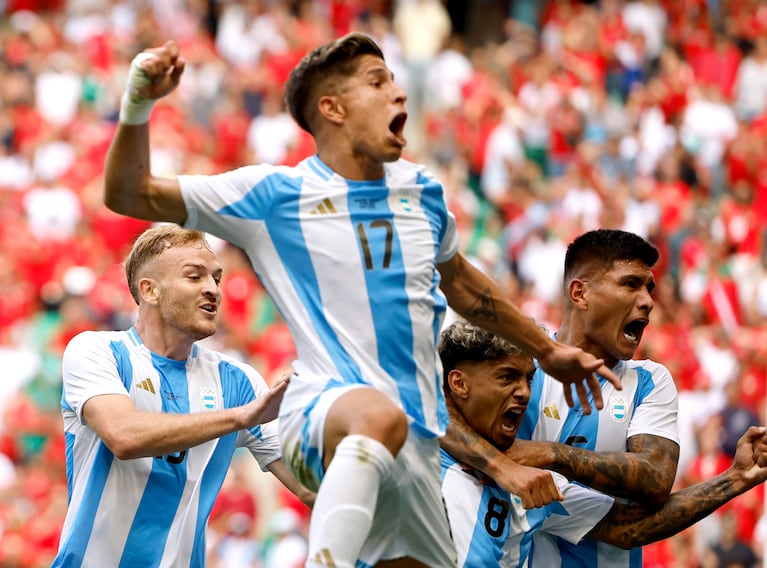 Paris 2024 Olympics - Football - Men's Group B - Argentina vs Morocco - Geoffroy-Guichard Stadium, Saint-Etienne, France - July 24, 2024. Cristian Medina of Argentina celebrates scoring their second goal with teammates. REUTERS/Thaier Al-Sudani