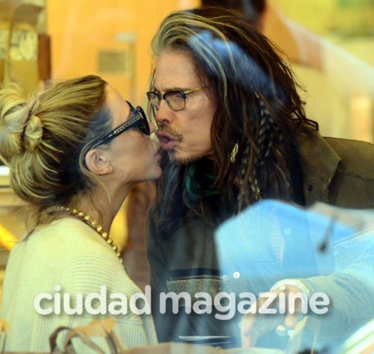 ¡Pasión sin edad! Steven Tyler, enamorado y a los besos con su novia, 40 años menor