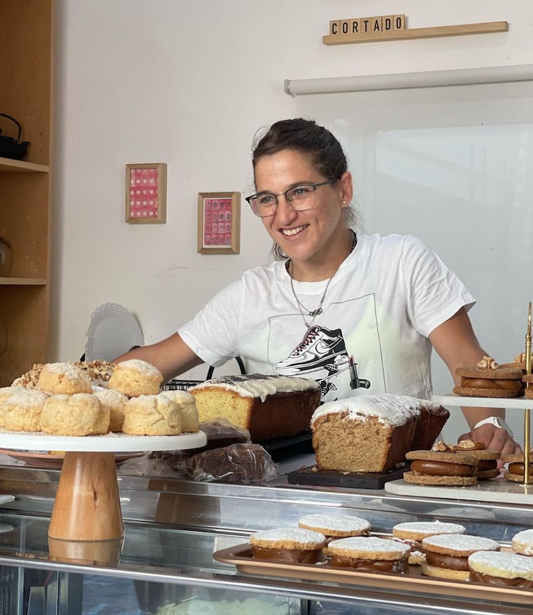 Paula atiende su café junto a su familia.