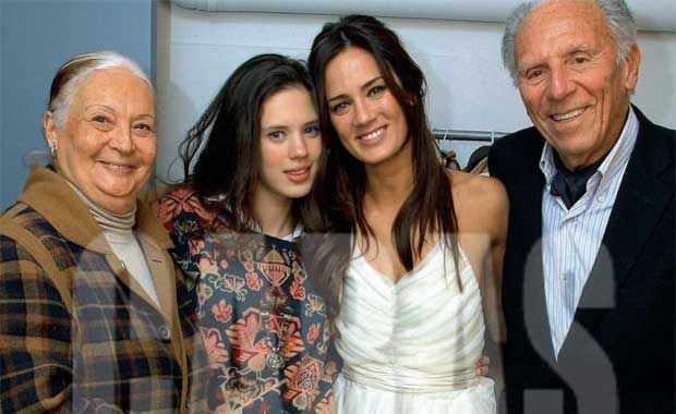 Paula Chaves con sus abuelos y su hermana. (Foto: Revista Caras)