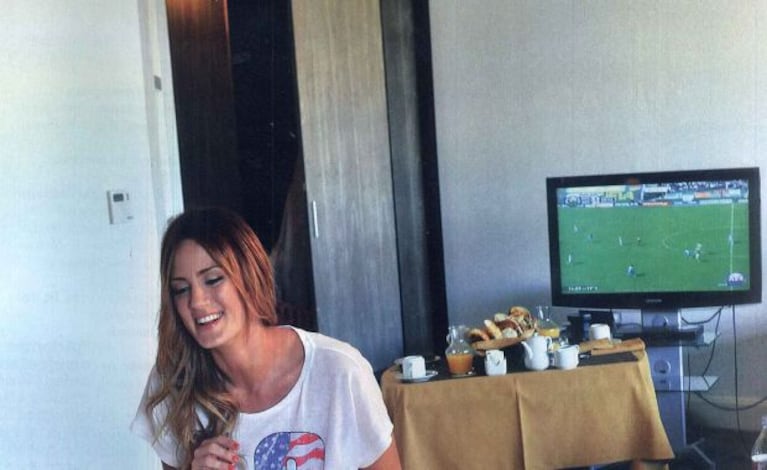 Paula Chaves, entre su novio y el fútbol. (Foto: Revista Gente)