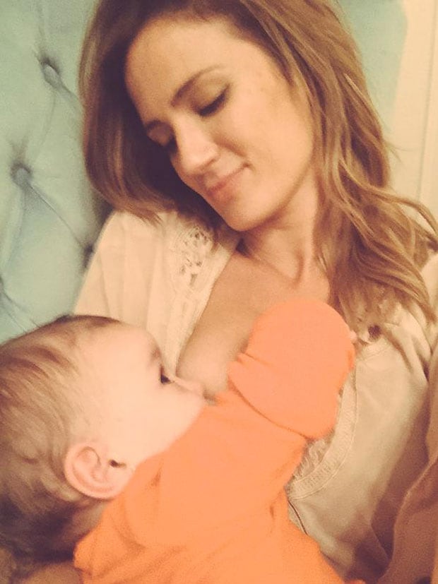 Paula Chaves y su foto más tierna amamantando a Olivia (Foto: Twitter). 