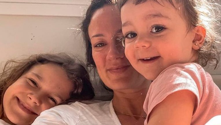 Paula Chaves y sus hijas lucieron el mismo traje de baño.