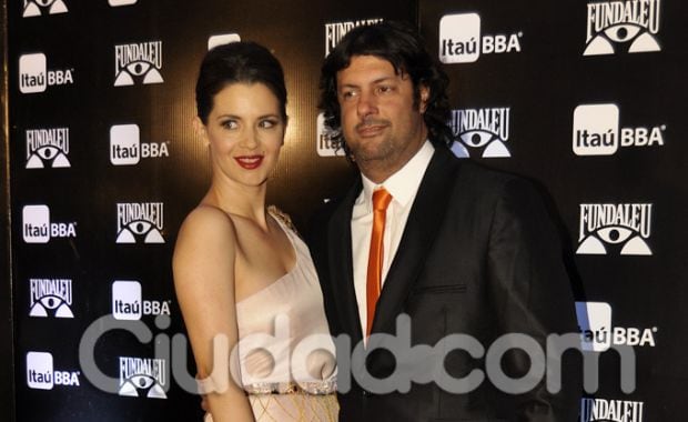 Paula Colombini, espléndida, con su marido. (Foto: Jennifer Rubio-Ciudad.com)