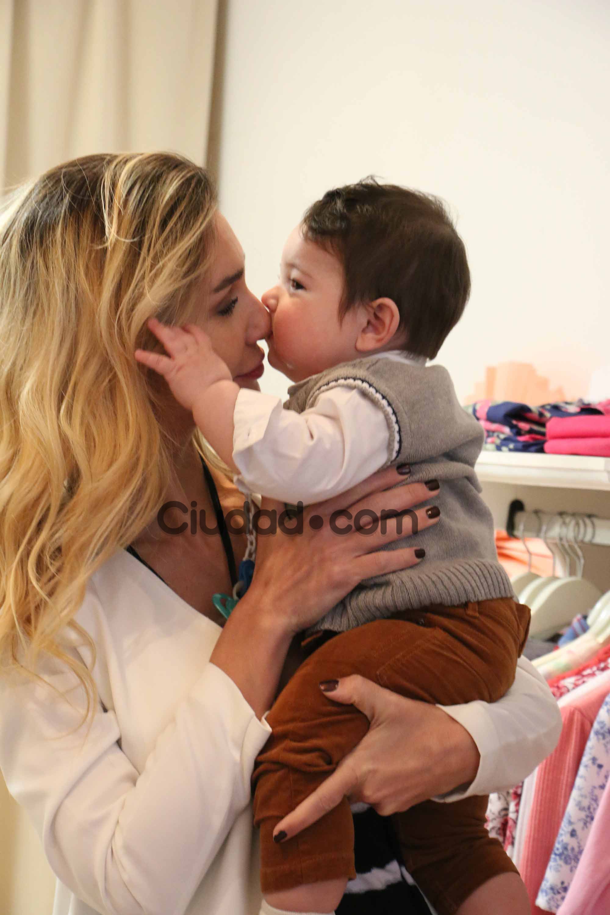 Paula Morales con su hijo Valentino, de 8 meses. (Fotos: Movilpress-Ciudad.com)