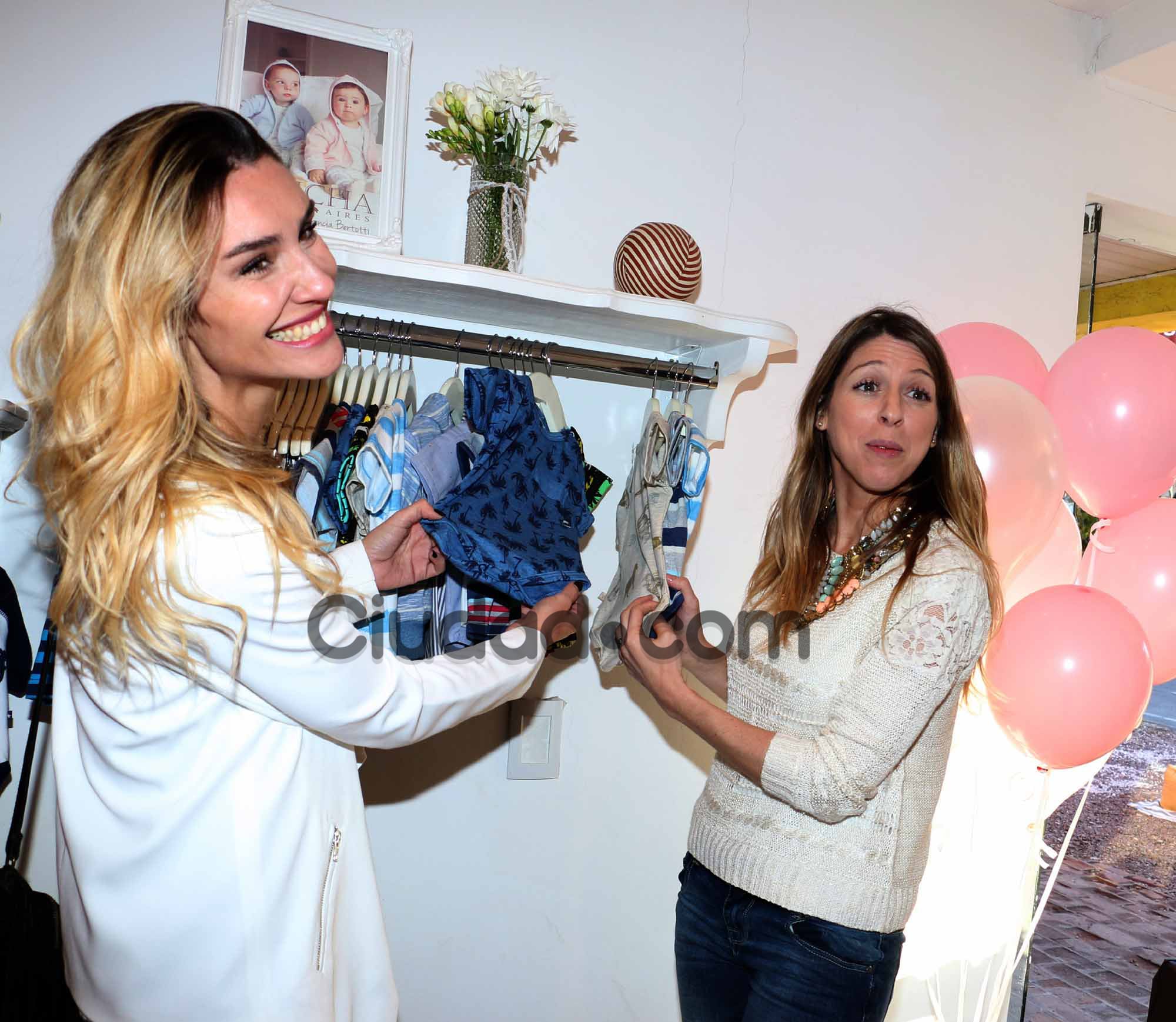 Paula Morales visitó el local de Flor Bertotti. (Fotos: Movilpress-Ciudad.com)