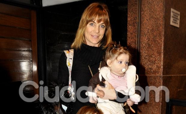 Paula Trápani asistió al estreno con sus hijas (Foto: Jennifer Rubio). 