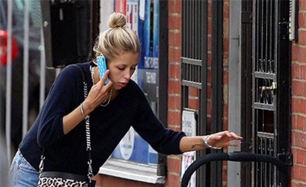 Peaches Geldof, en un curioso accidente con su bebé. (Foto: The Sun)