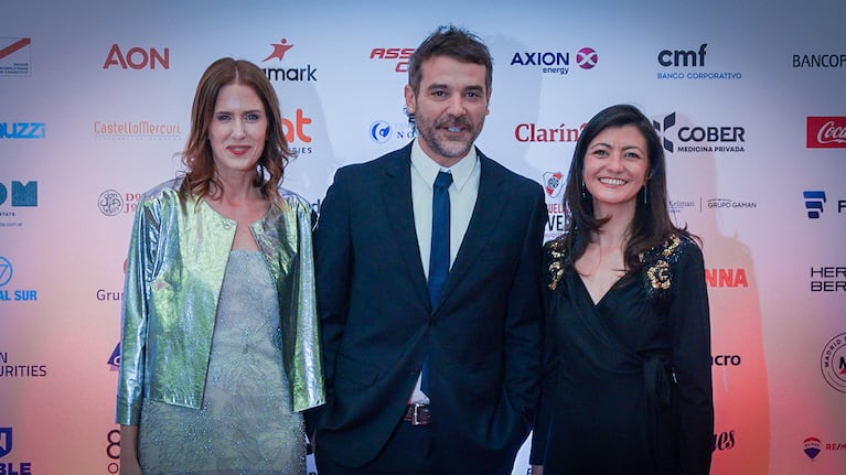 Pedro Alfonso junto a Clara D'onofrio y Lucía de la Vega en la Cena Solidaria de la Fundación River. (Foto: Nicolás González - TN)