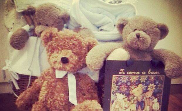 Peluches, ropa, un canasto: de todo para el bebé (Foto: Instagram). 