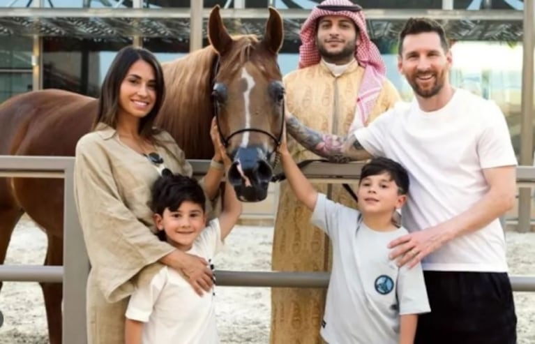 Pese al escándalo, Lionel Messi y Antonela Roccuzzo se mostraron sonrientes en Arabia Saudita: el álbum de fotos